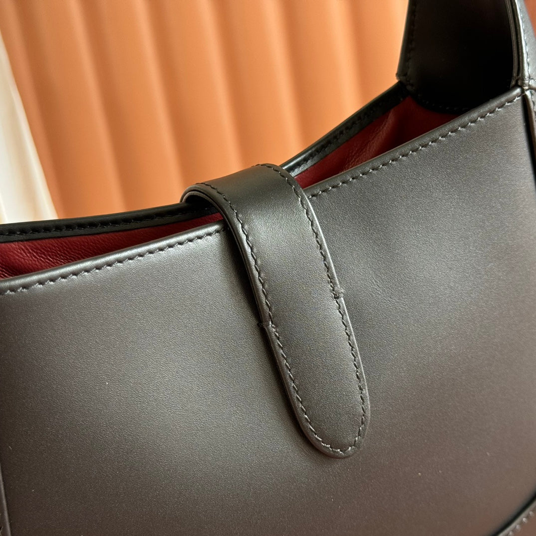 Gucci Jackie Small Shoulder Bag 27 in Black Calfskin Gold Hardware