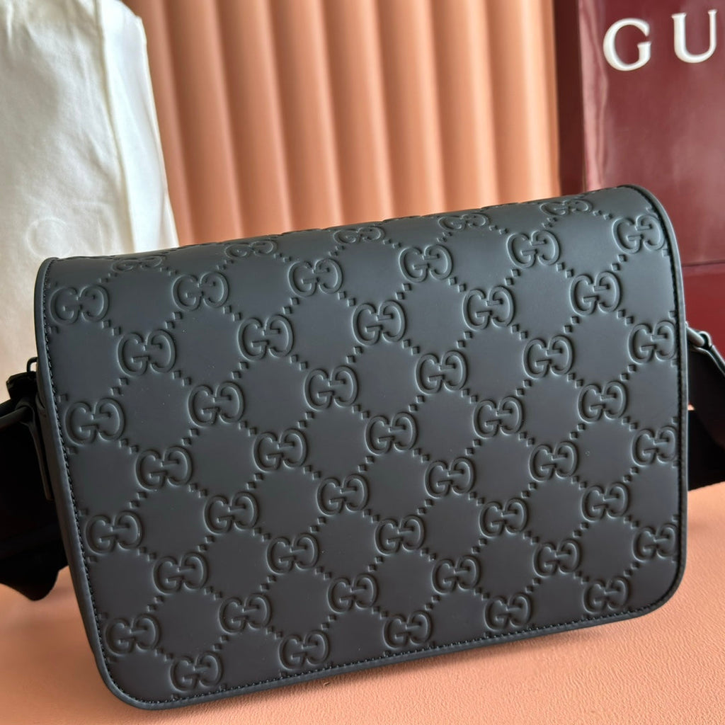 Gucci 25S Supreme Messenger Bag 26 cm in Black Calfskin