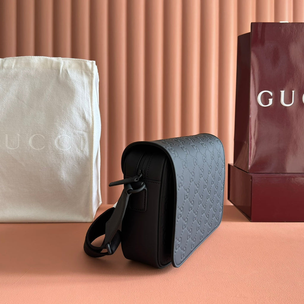 Gucci 25S Supreme Messenger Bag 26 cm in Black Calfskin