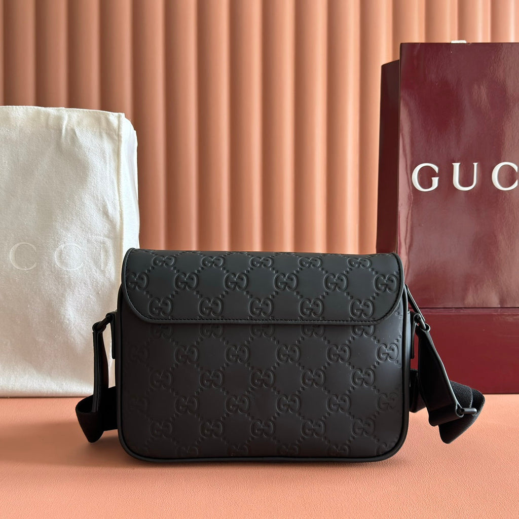 Gucci 25S Supreme Messenger Bag 26 cm in Black Calfskin