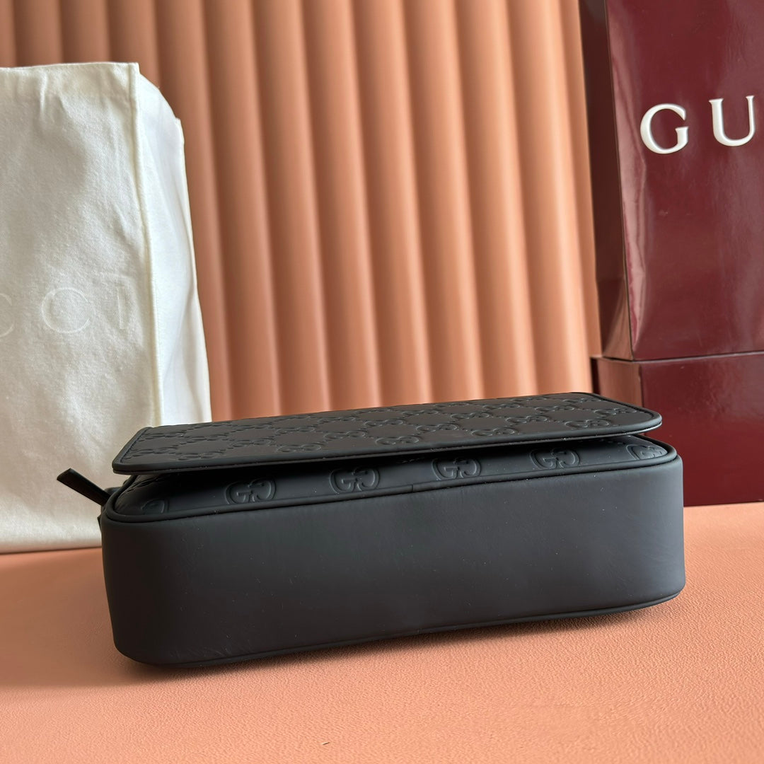Gucci 25S Supreme Messenger Bag 26 cm in Black Calfskin