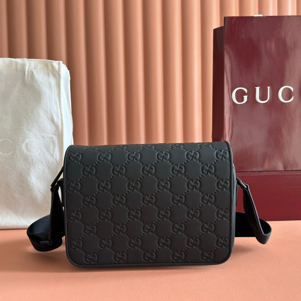 Gucci 25S Supreme Messenger Bag 26 cm in Black Calfskin