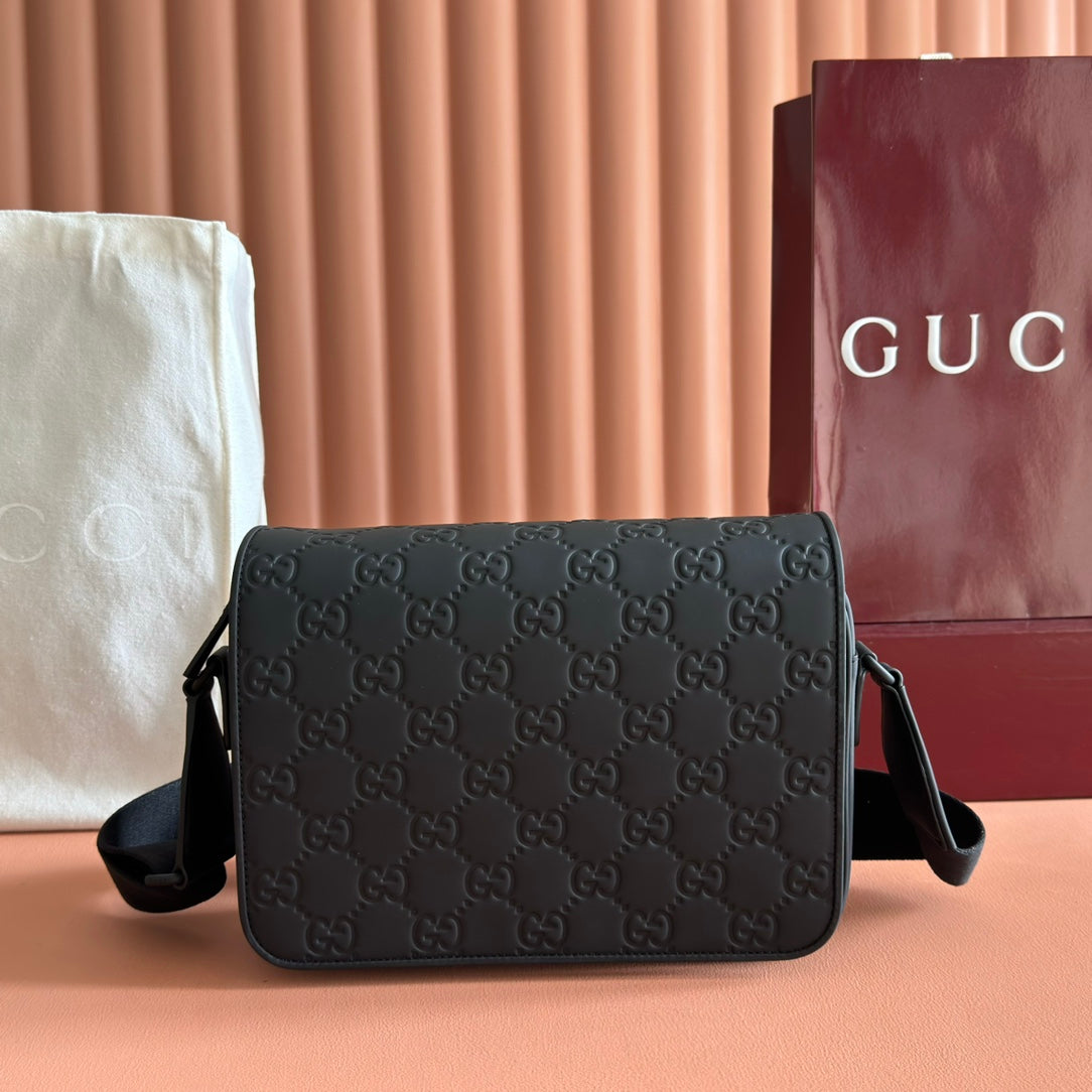 Gucci 25S Supreme Messenger Bag 26 cm in Black Calfskin