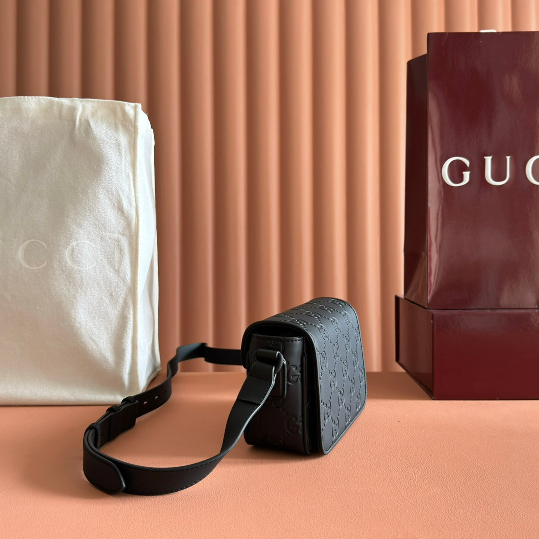 Gucci 25S Supreme Messenger Bag 18 cm in Black Calfskin