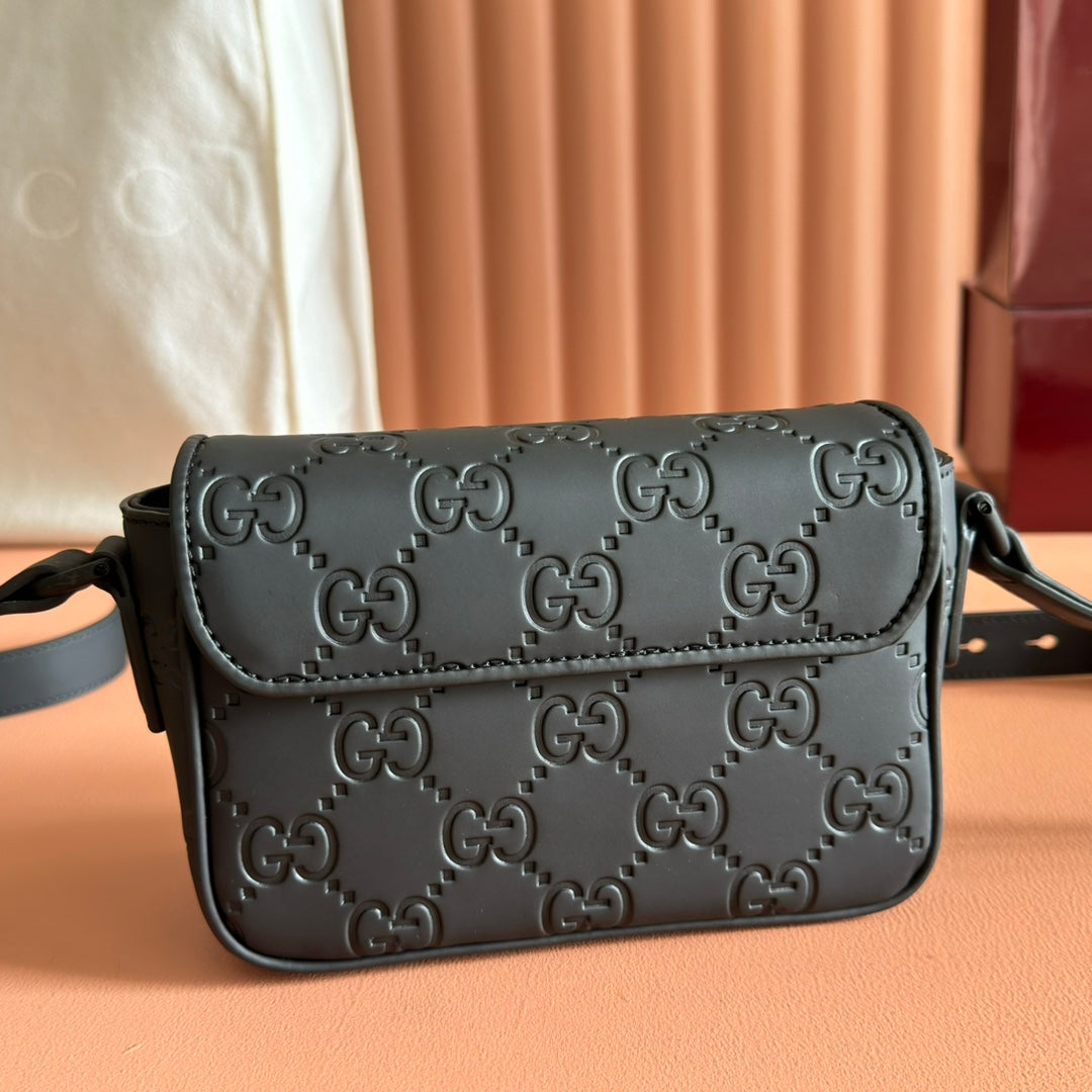 Gucci 25S Supreme Messenger Bag 18 cm in Black Calfskin