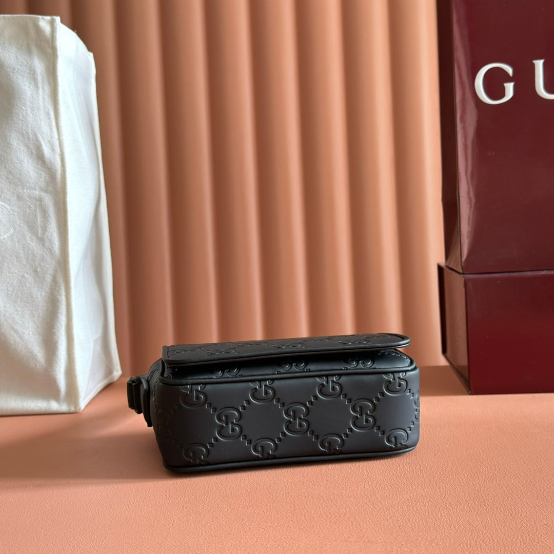 Gucci 25S Supreme Messenger Bag 18 cm in Black Calfskin