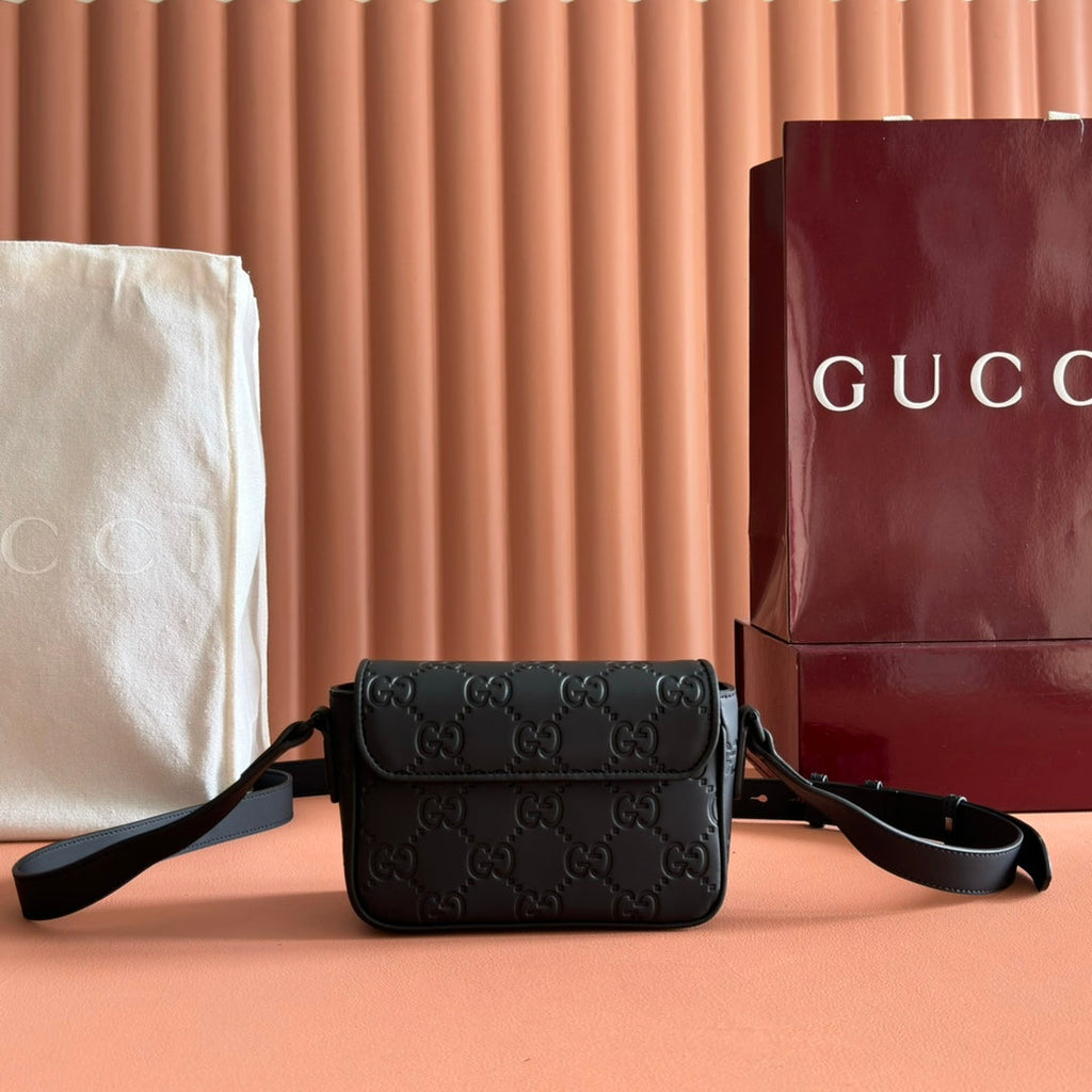 Gucci 25S Supreme Messenger Bag 18 cm in Black Calfskin