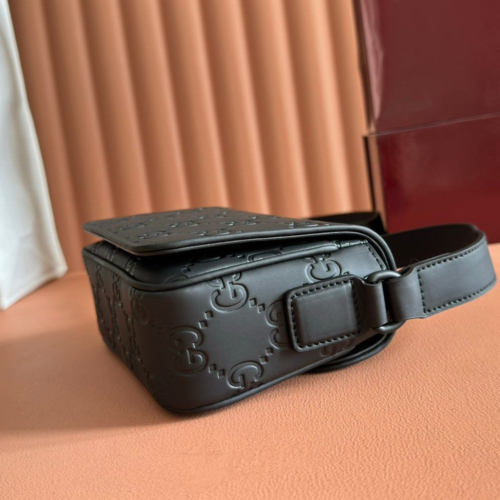 Gucci 25S Supreme Messenger Bag 18 cm in Black Calfskin