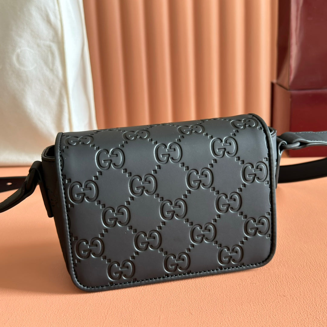 Gucci 25S Supreme Messenger Bag 18 cm in Black Calfskin