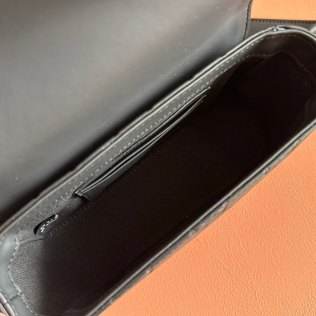 Gucci 25S Supreme Messenger Bag 18 cm in Black Calfskin