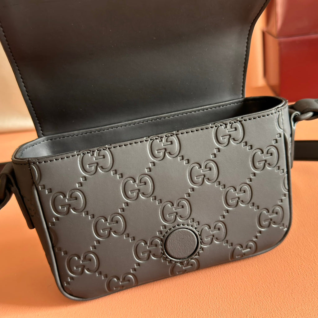 Gucci 25S Supreme Messenger Bag 18 cm in Black Calfskin