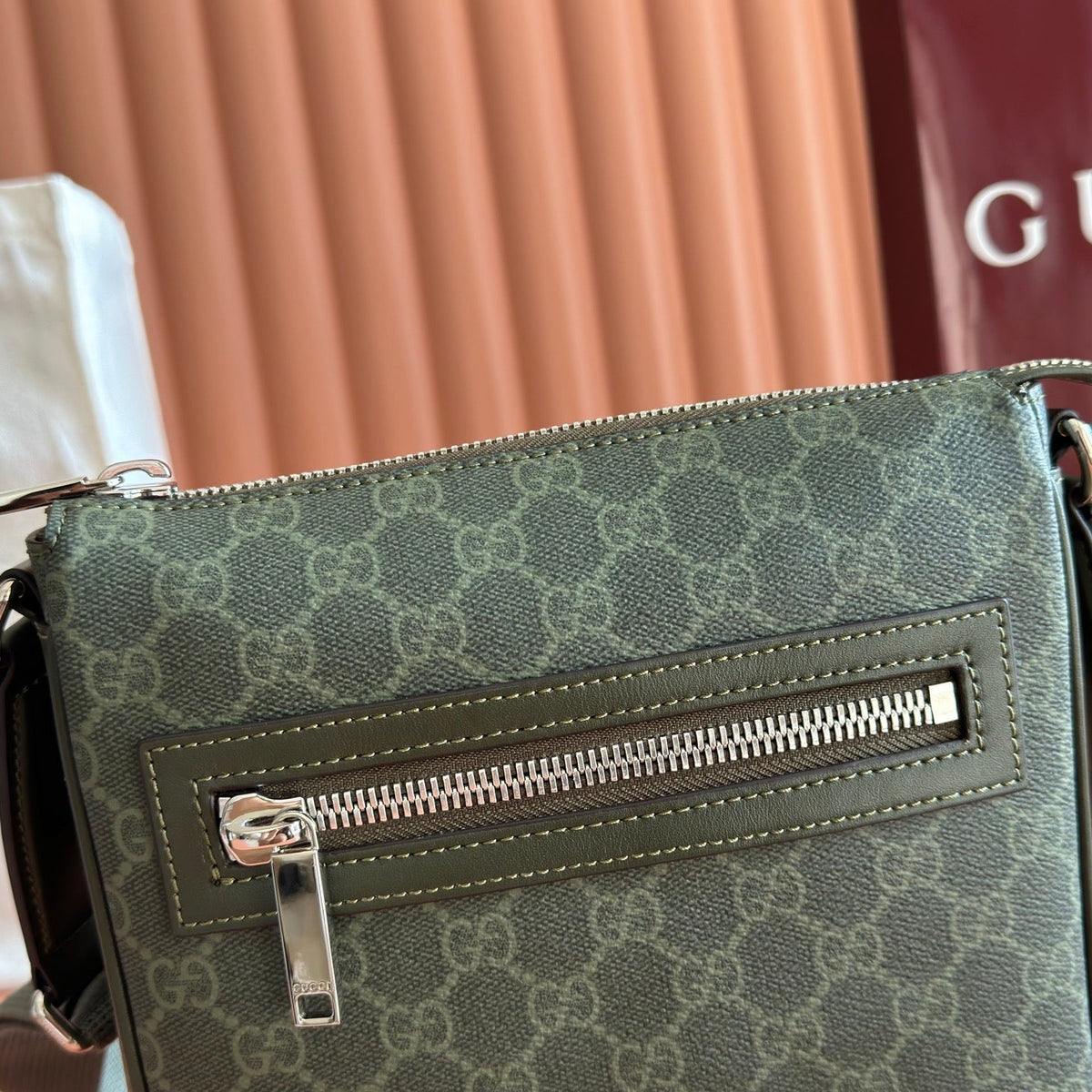 Gucci 26S Supreme Messenger Bag 23 in Moss Green Canvas