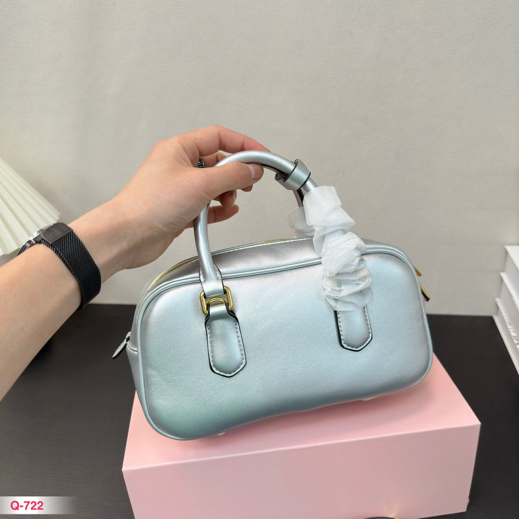 Arcadie 22 Bag in Silver Calfskin