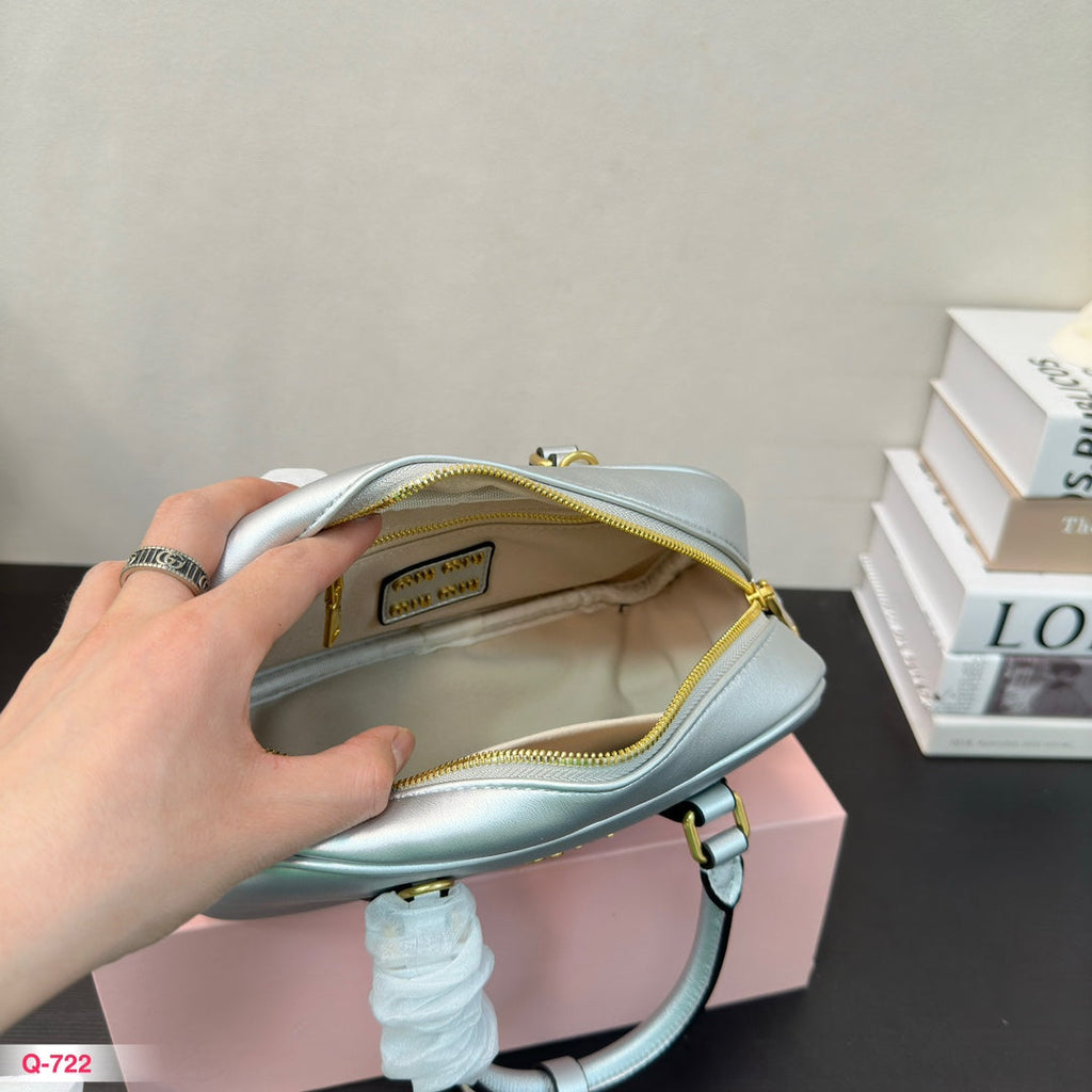 Arcadie 22 Bag in Silver Calfskin