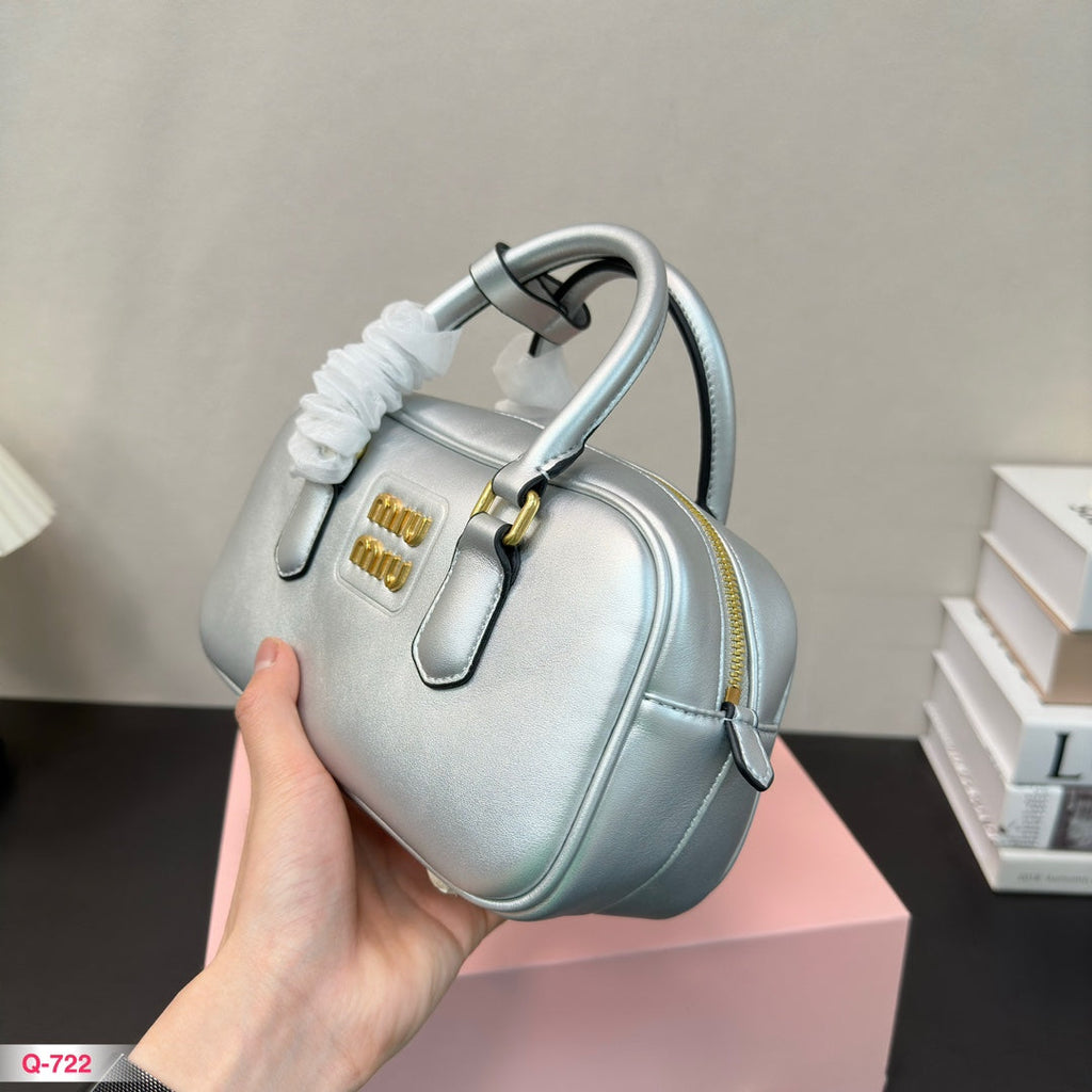 Arcadie 22 Bag in Silver Calfskin