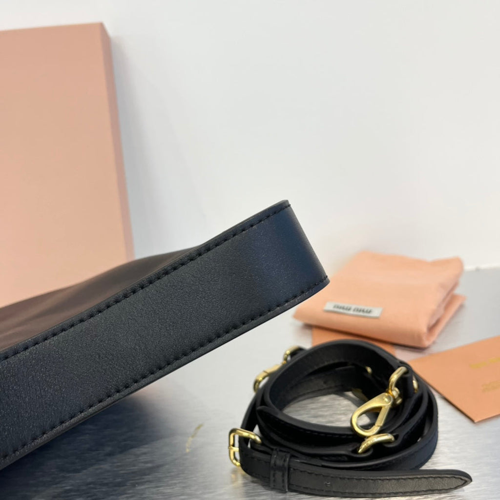 Hobo 20 Bag in Black Calfskin