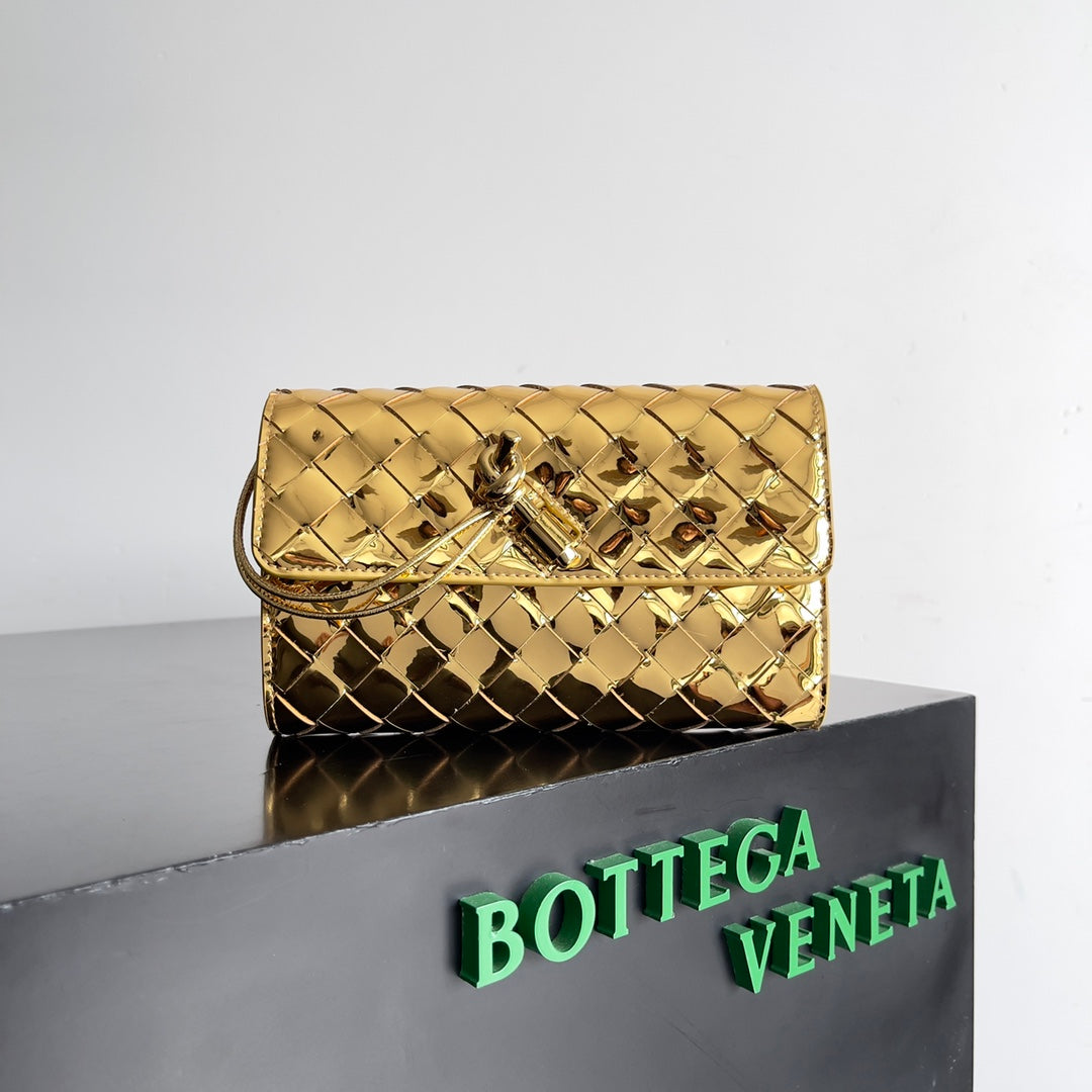 Bottega Veneta Andiamo Bag 19 in Golden Calfskin