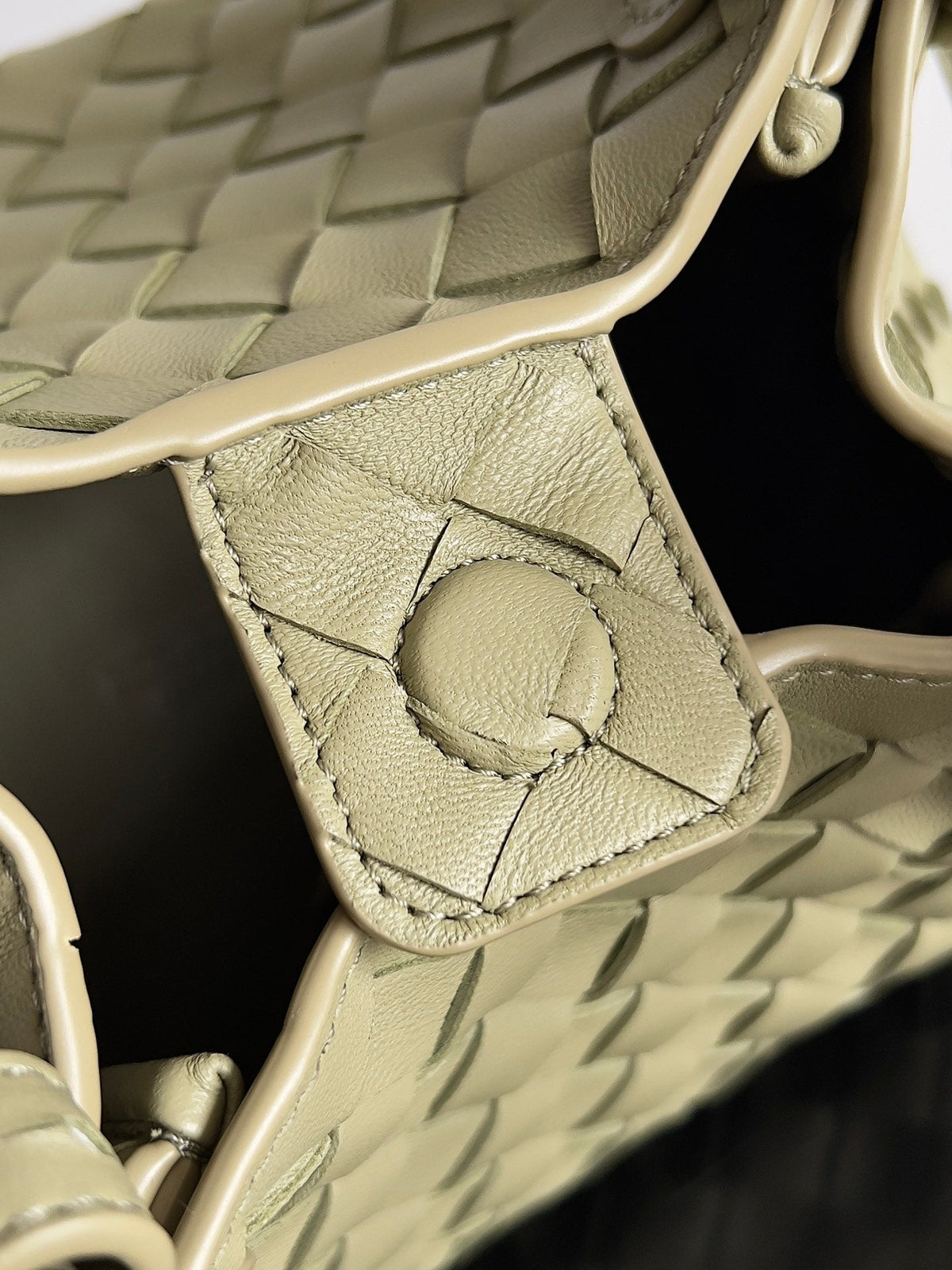 Bottega Veneta Bv Small Parachute 21 Light Olive Lambskin Ghw Bag