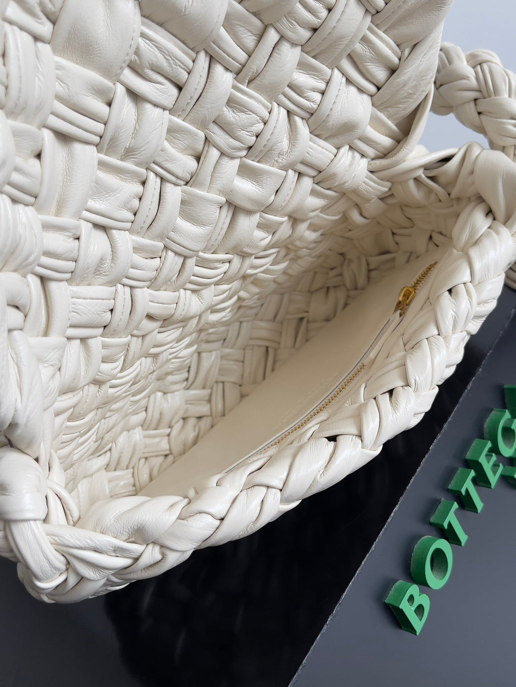 Bottega Veneta Kalimero Città 25 in Off White Calfskin Bag