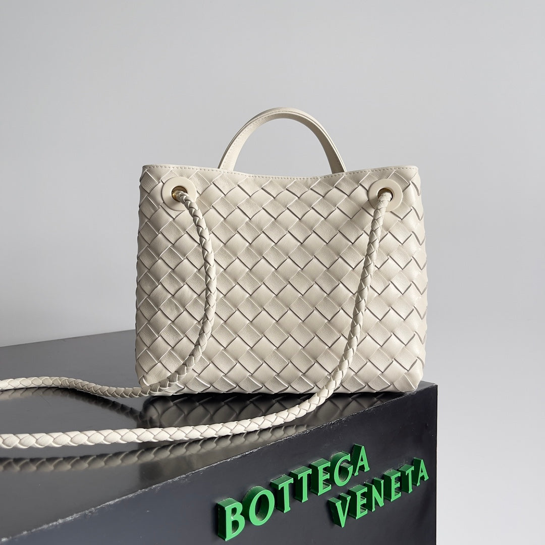 Bottega Veneta Handle Bag Andiamo 25 in Off White Lambskin