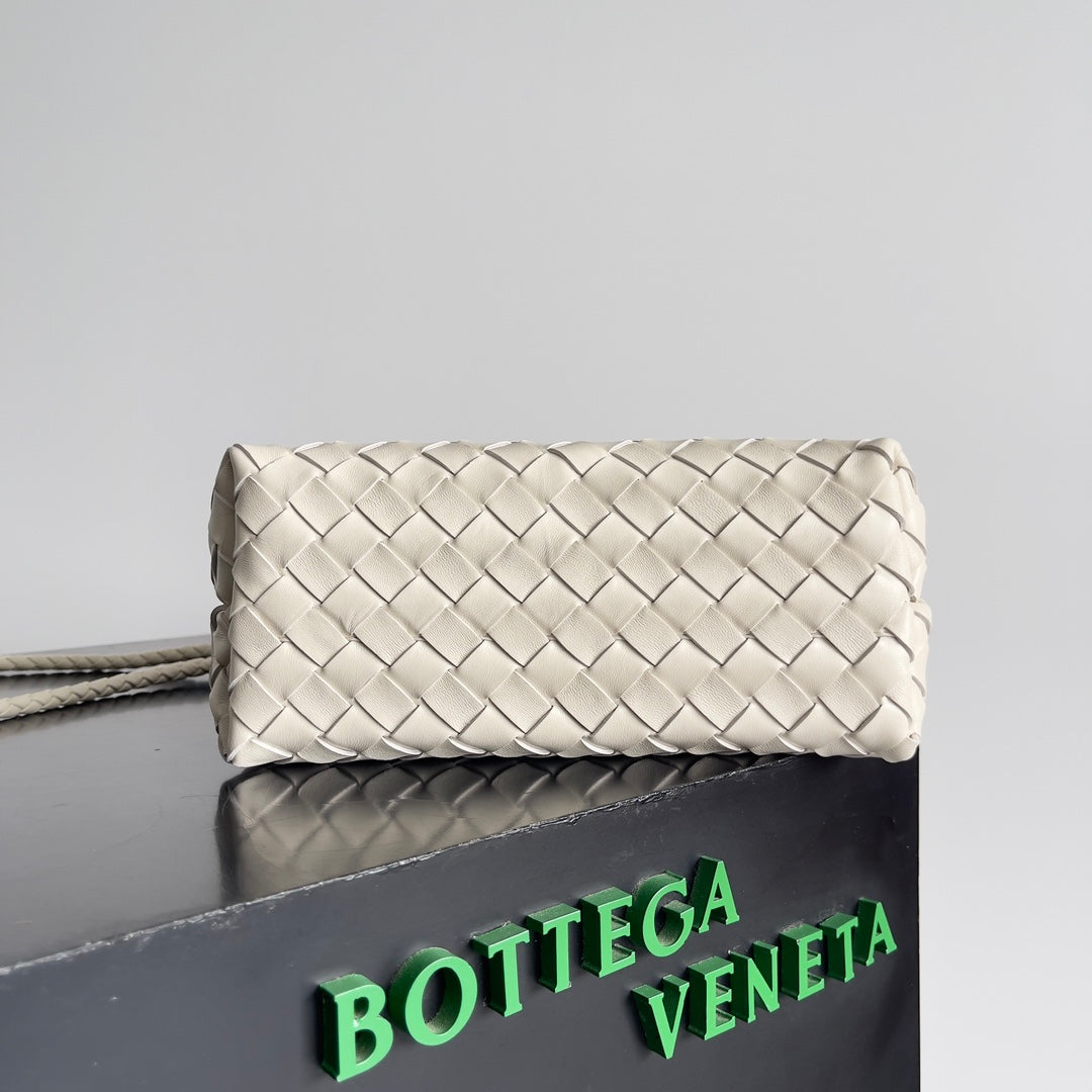 Bottega Veneta Handle Bag Andiamo 25 in Off White Lambskin