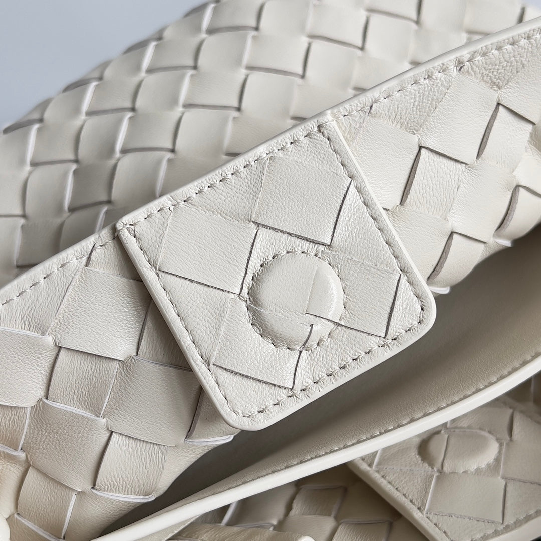Bottega Veneta Handle Bag Andiamo 25 in Off White Lambskin