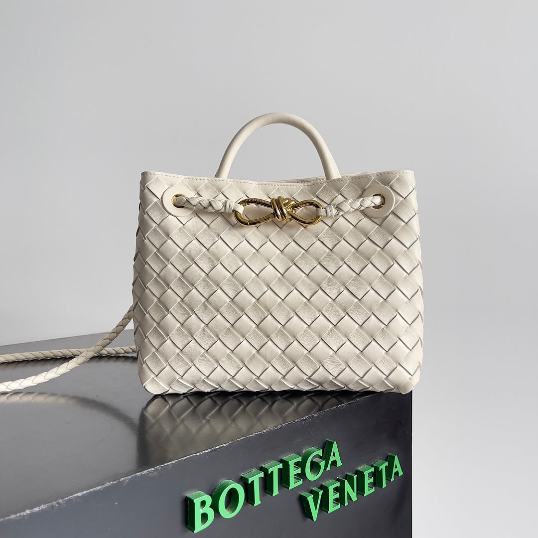 Bottega Veneta Handle Bag Andiamo 25 in Off White Lambskin