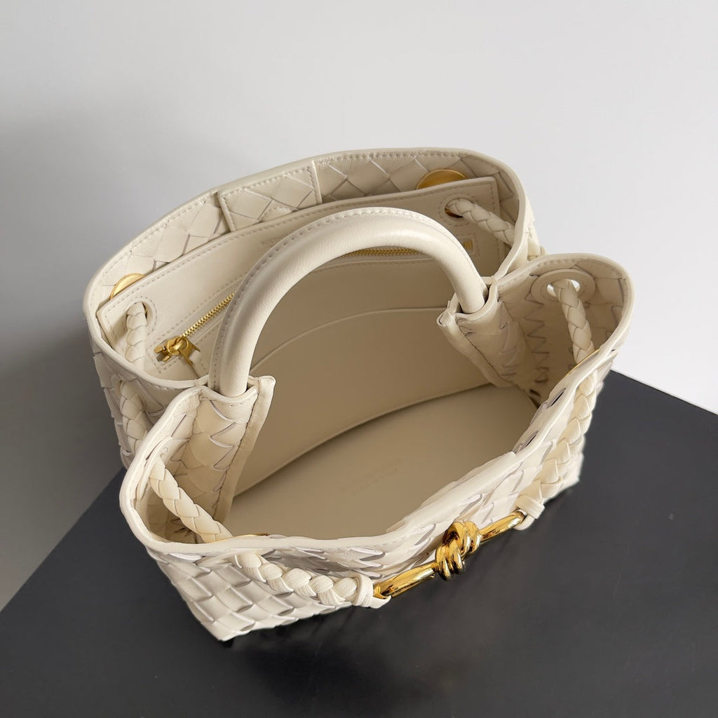 Bottega Veneta Handle Bag Andiamo 25 in Off White Lambskin