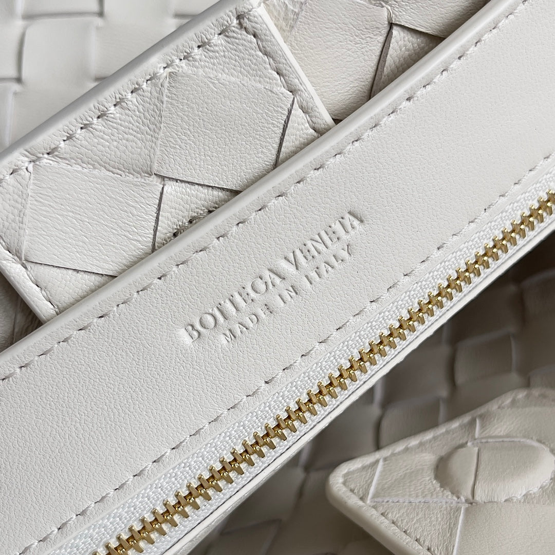Bottega Veneta Handle Bag Andiamo 25 in Off White Lambskin