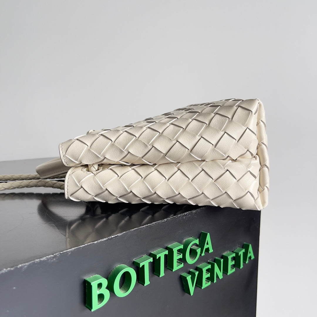 Bottega Veneta Handle Bag Andiamo 25 in Off White Lambskin
