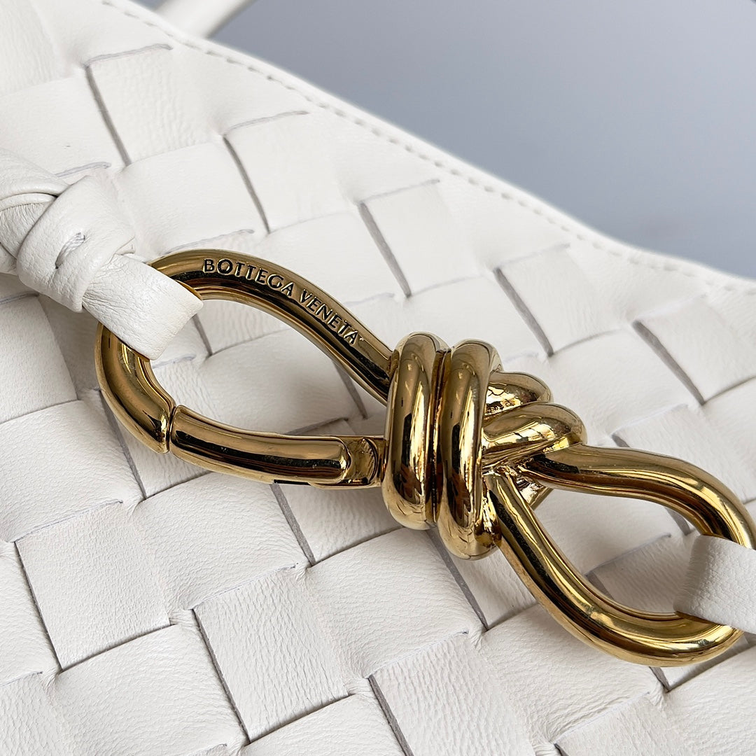 Bottega Veneta Handle Bag Andiamo 32 in Off White Lambskin