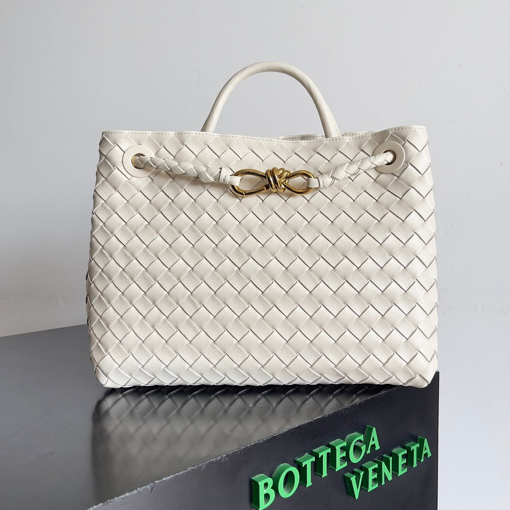 Bottega Veneta Handle Bag Andiamo 32 in Off White Lambskin