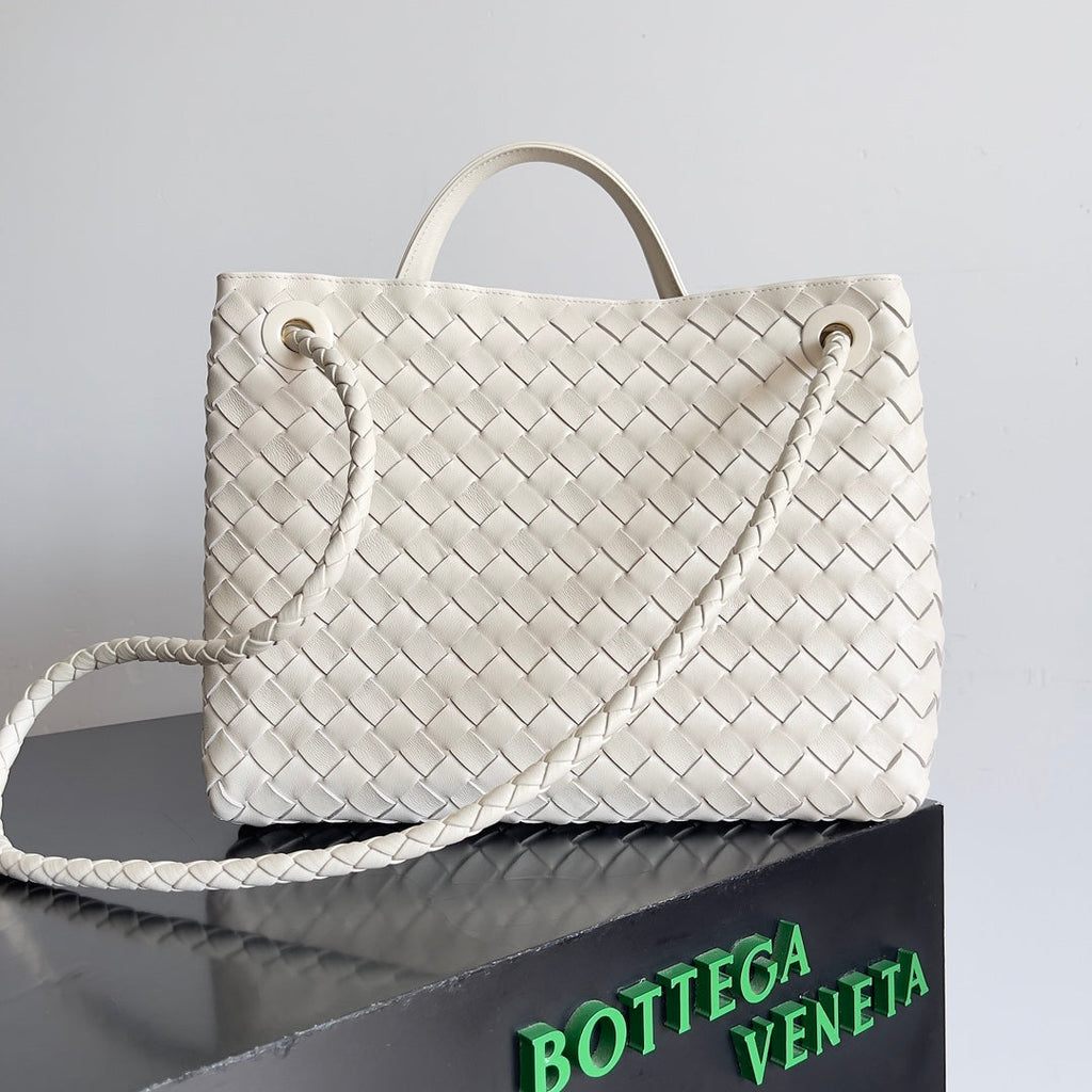 Bottega Veneta Handle Bag Andiamo 32 in Off White Lambskin