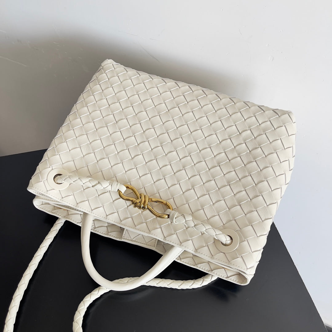 Bottega Veneta Handle Bag Andiamo 32 in Off White Lambskin