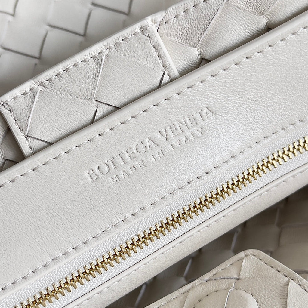 Bottega Veneta Handle Bag Andiamo 32 in Off White Lambskin