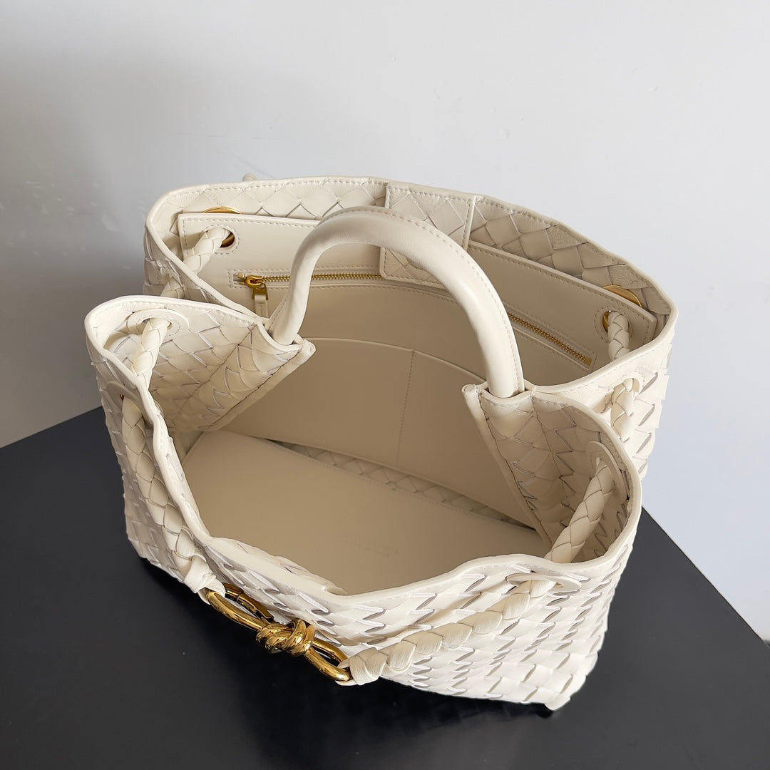 Bottega Veneta Handle Bag Andiamo 32 in Off White Lambskin