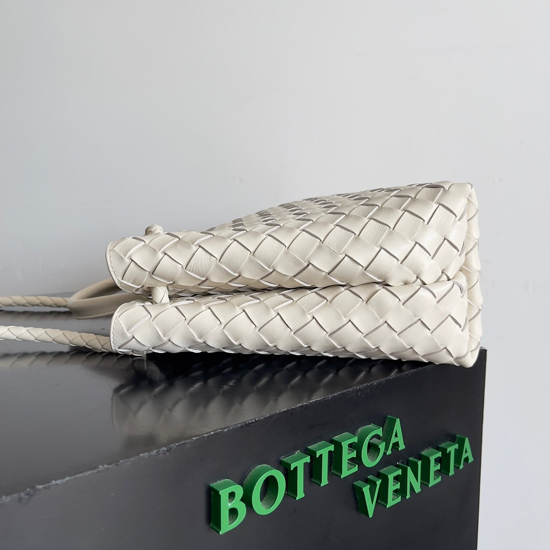 Bottega Veneta Handle Bag Andiamo 32 in Off White Lambskin