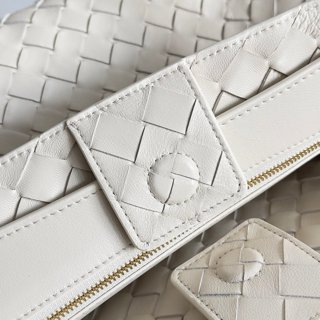Bottega Veneta Handle Bag Andiamo 32 in Off White Lambskin