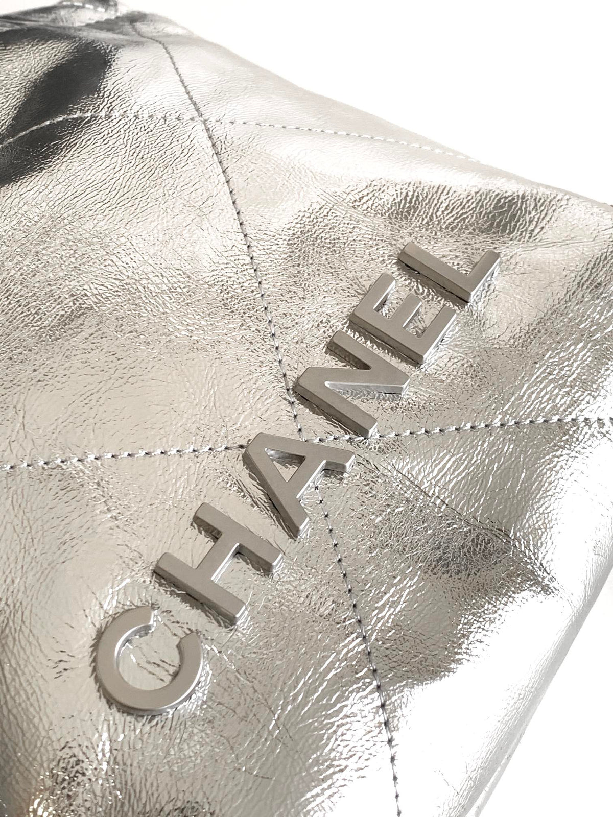 Chanel 22 Bag in Silver Shiny Calfskin and Gold Metal