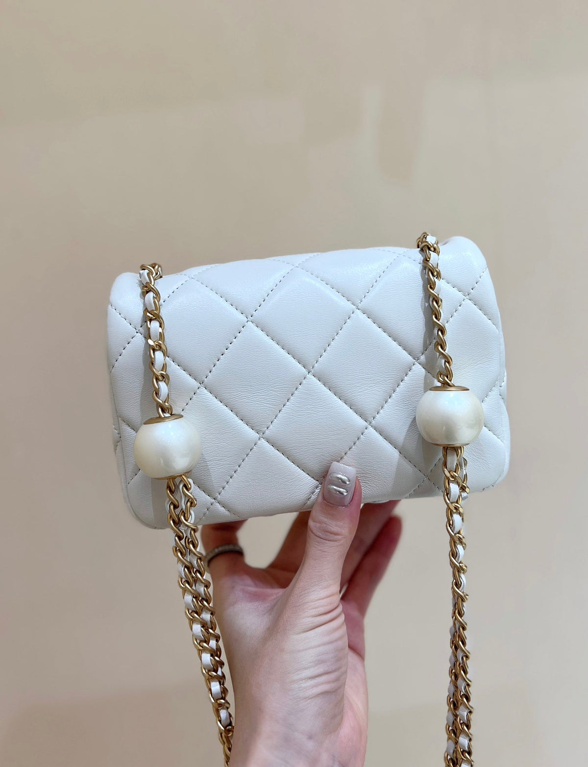 Chanel 25S Crossbody Handbag 17 in White Lambskin Gold Hardware