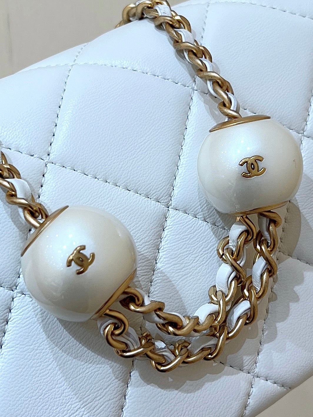 Chanel 25S Crossbody Handbag 17 in White Lambskin Gold Hardware