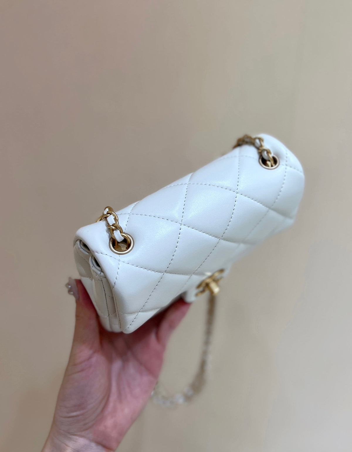 Chanel 25S Crossbody Handbag 17 in White Lambskin Gold Hardware
