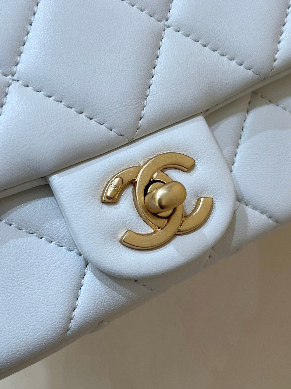 Chanel 25S Crossbody Handbag 17 in White Lambskin Gold Hardware