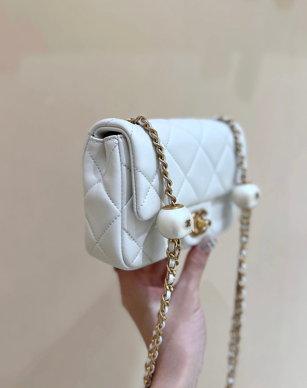 Chanel 25S Crossbody Handbag 17 in White Lambskin Gold Hardware