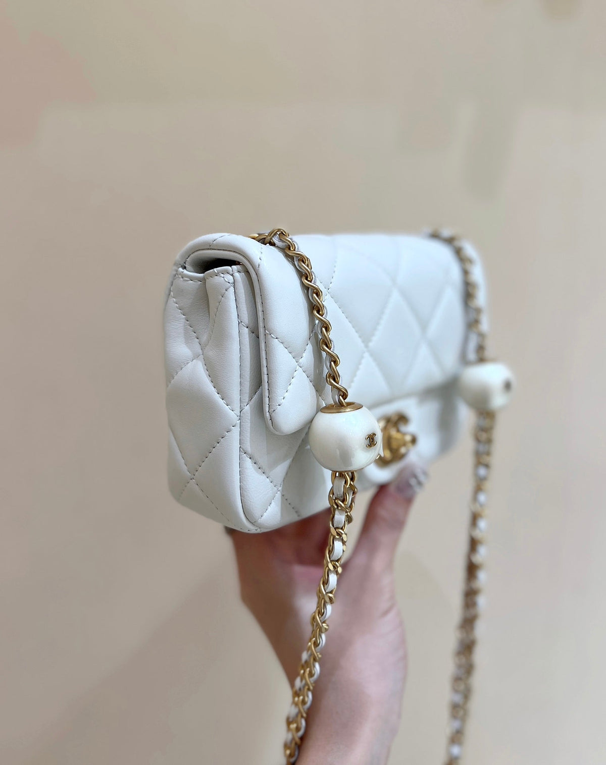 Chanel 25S Crossbody Handbag 17 in White Lambskin Gold Hardware