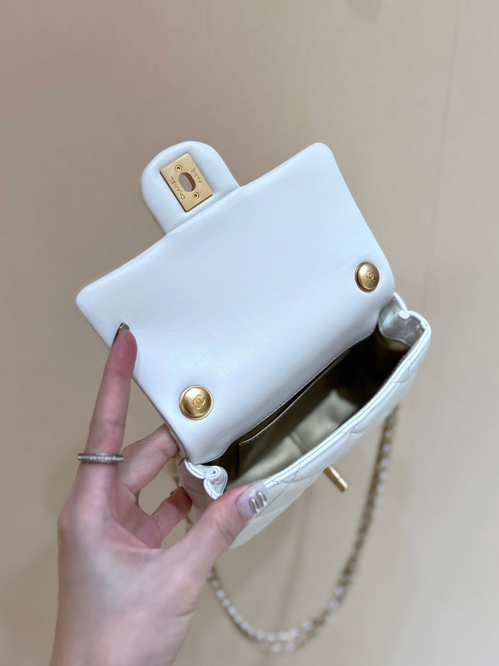 Chanel 25S Crossbody Handbag 17 in White Lambskin Gold Hardware