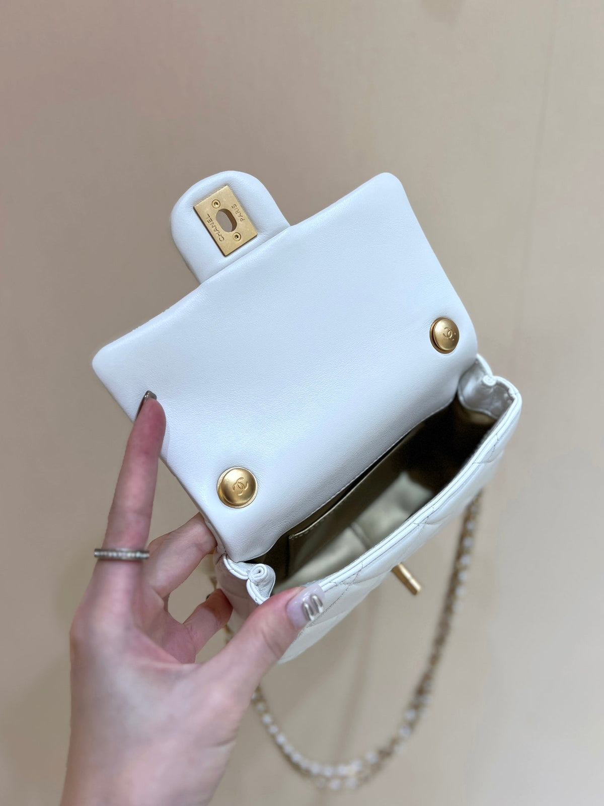 Chanel 25S Crossbody Handbag 17 in White Lambskin Gold Hardware
