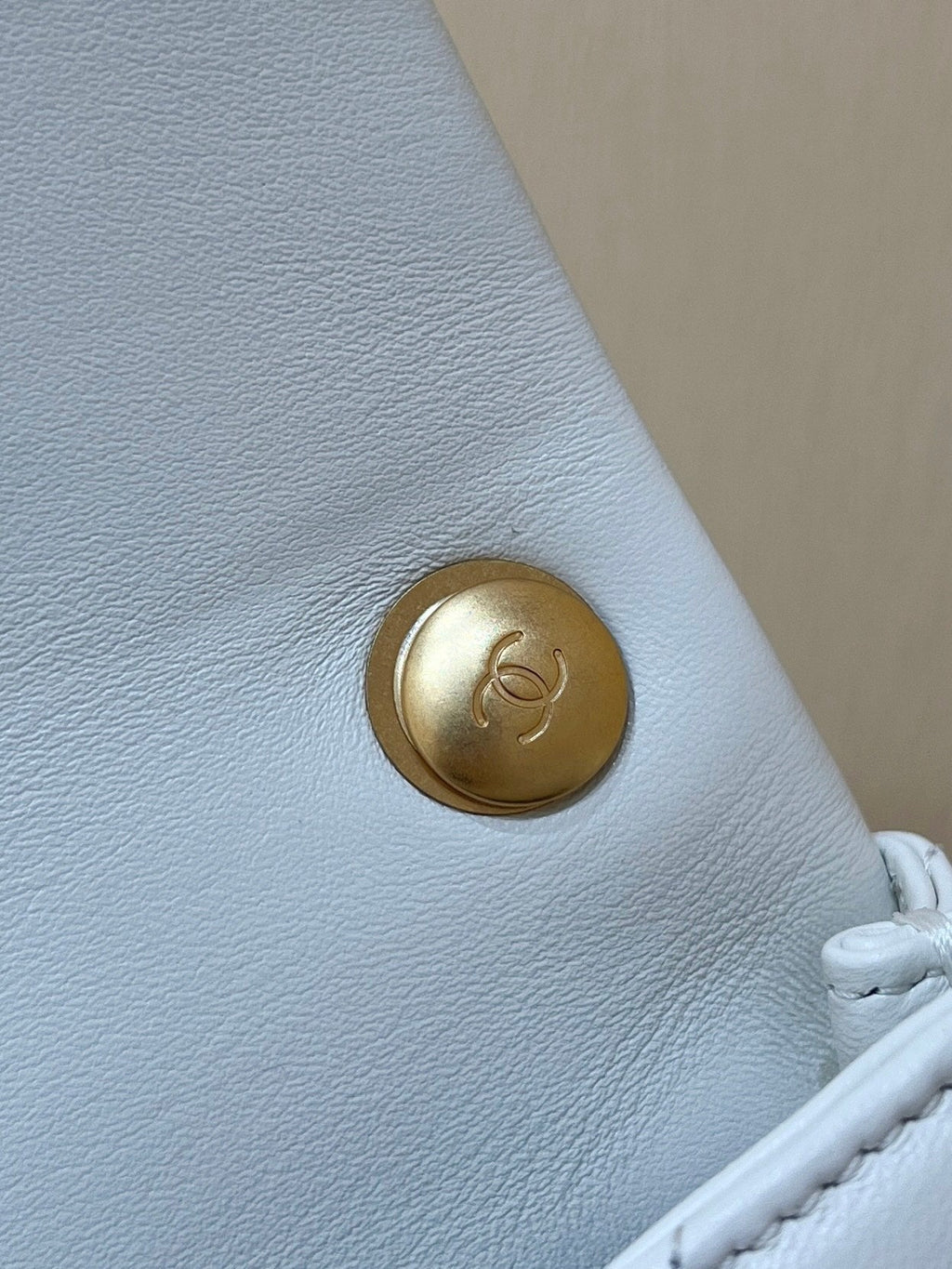 Chanel 25S Crossbody Handbag 17 in White Lambskin Gold Hardware