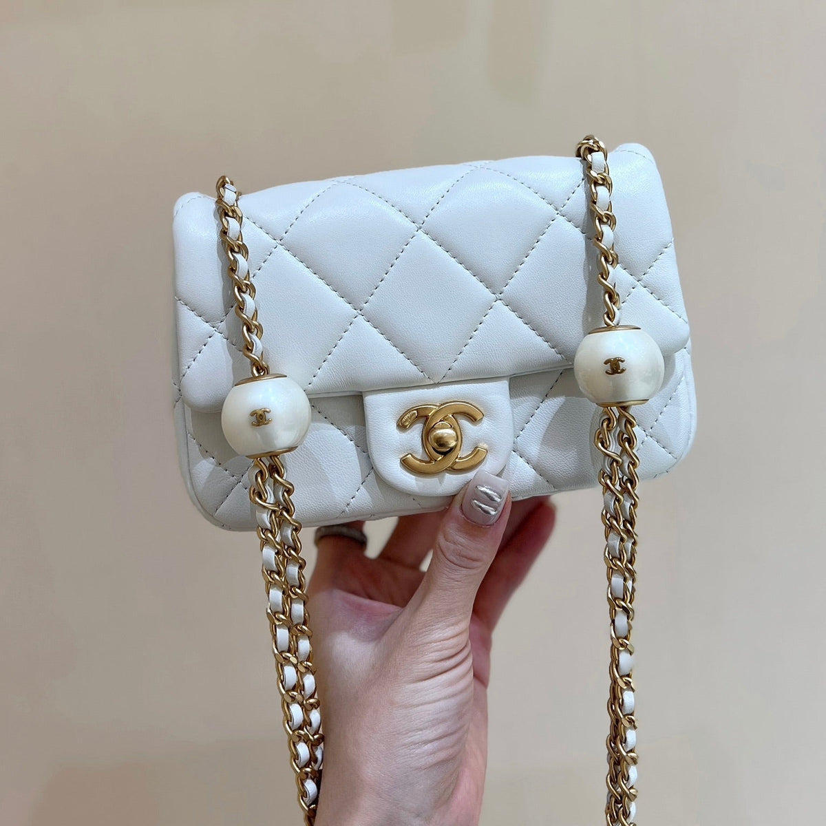 Chanel 25S Crossbody Handbag 17 in White Lambskin Gold Hardware