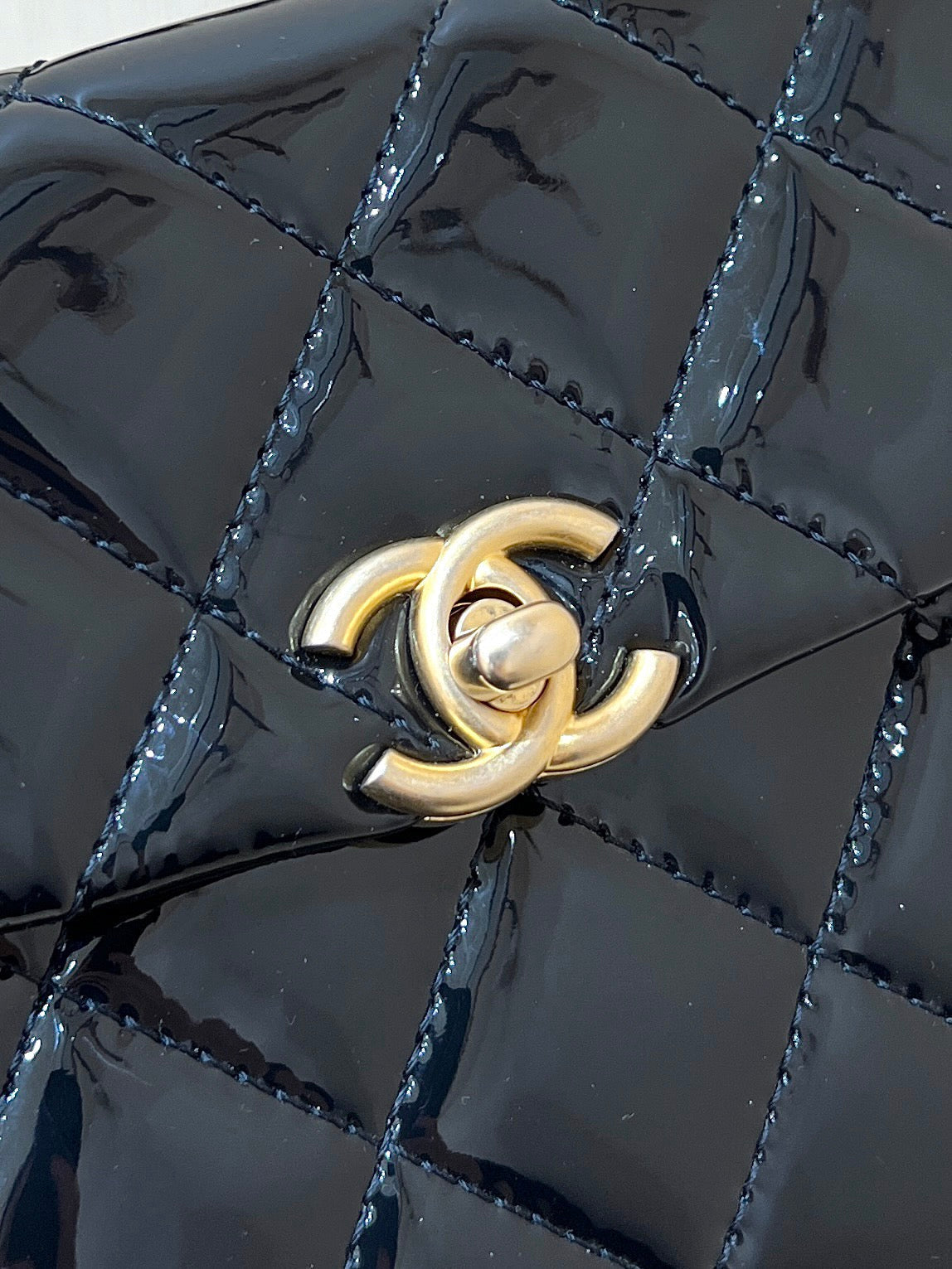 Chanel 25S Tote Crossbody Bag 19 in Black Glossy Leather with Metal Handle